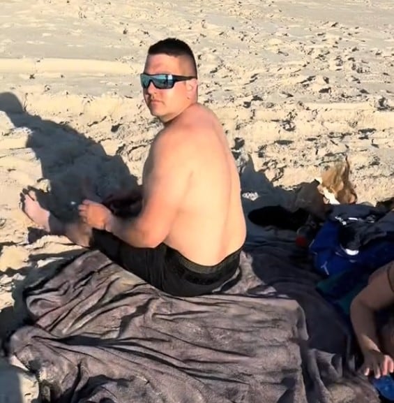 Cacha a su esposo infiel con la amante en la playa y así enfrentó a los descarados