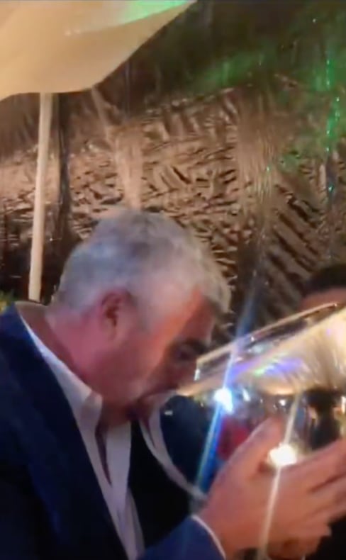 Hombre bebiendo de una copa