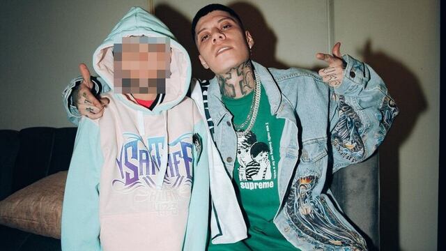 Santa Fe Klan sube a una pequeña fan al escenario