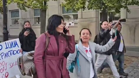 VIDEO: Anabel Hernández es agredida por seguidores de Morena tras sentencia a Genaro García Luna