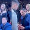 Le pide matrimonio en concierto de Adele y ella se acerca a la parejita a cantarles (VIDEO)
