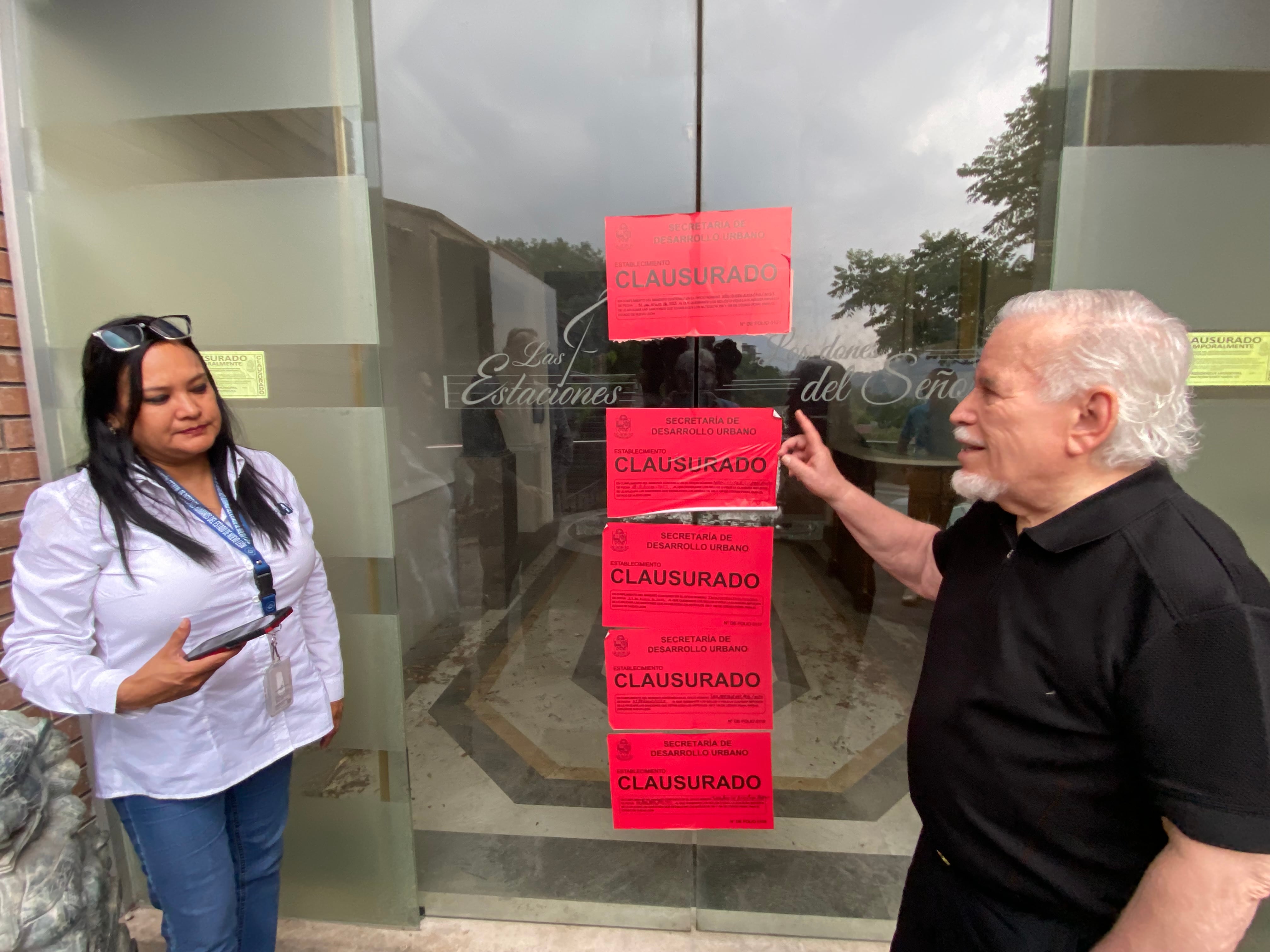 El empresario Gustavo M. de la Garza O. muestra a la representante de la CNDH los sellos retirados a medias por personal de SPGG