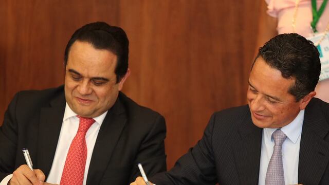 Carlos Joaquín firmó un convenio con Francisco Javier Acuña Llamas.