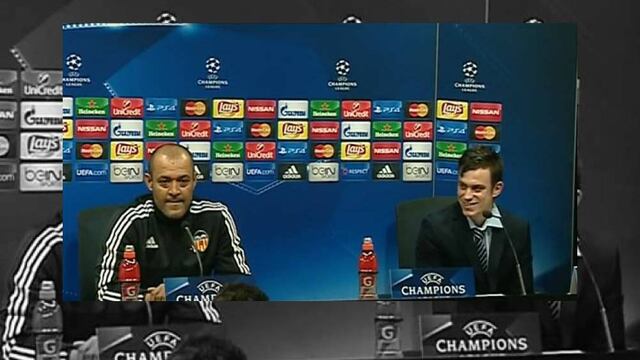 El entrenador del Valencia no solo sufrió por la preguntas de la rueda prensa, sino también por un joven traductor. 