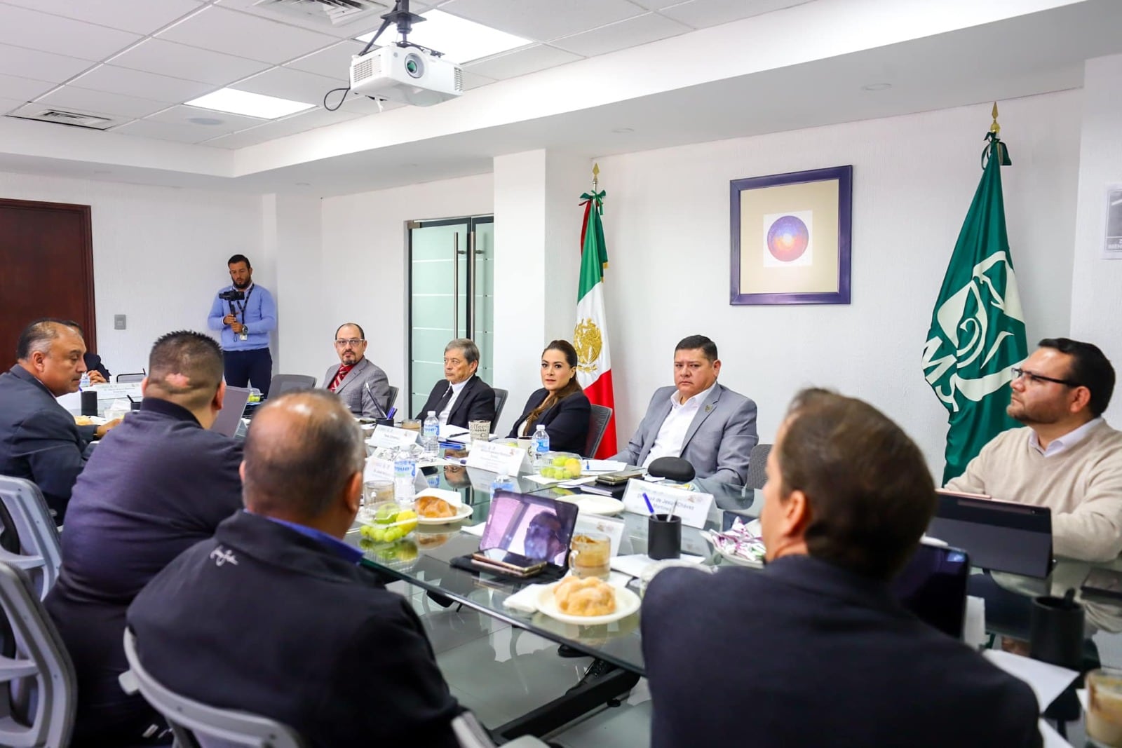 Tere Jiménez en reunión con el IMSS