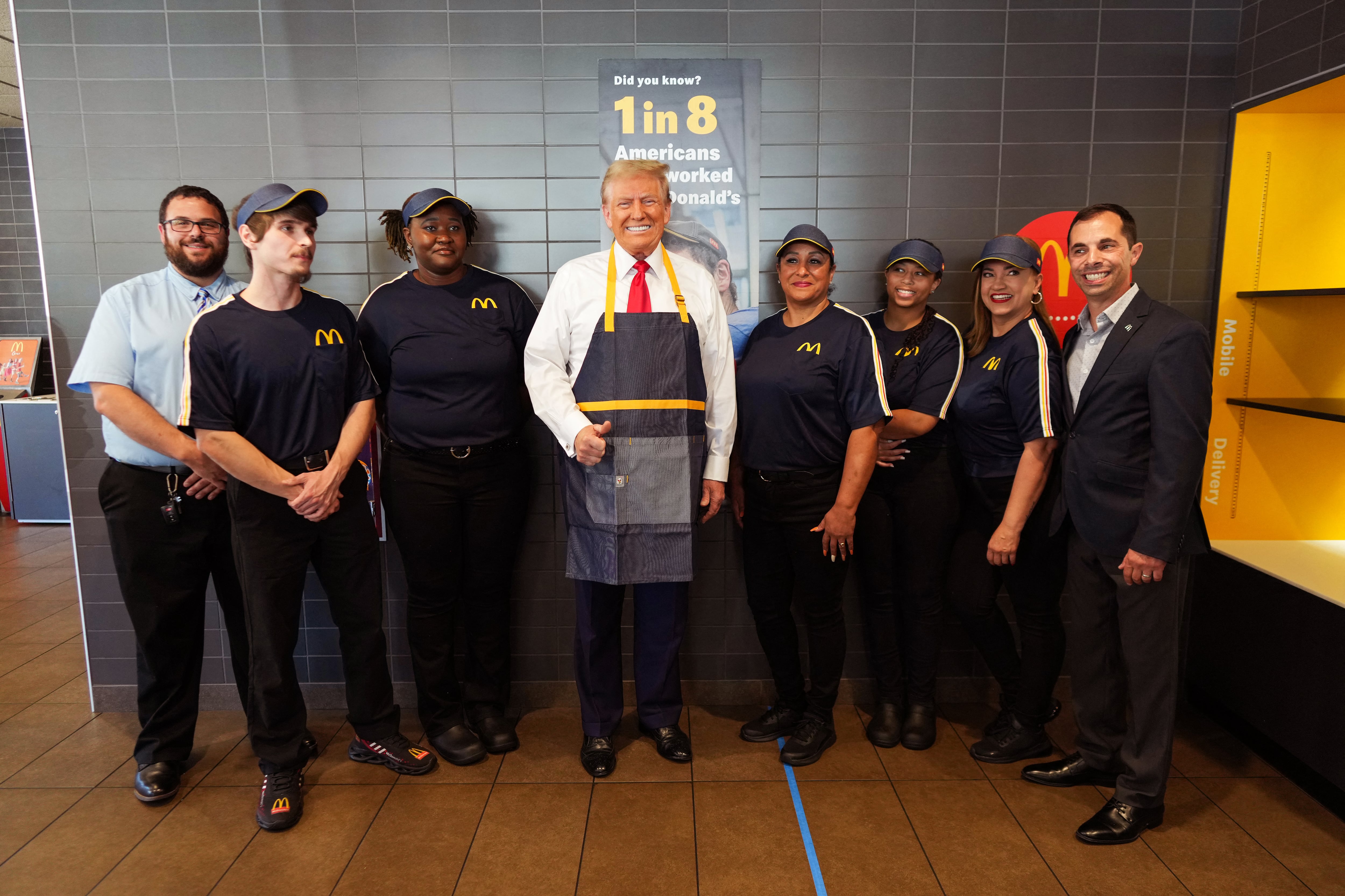 Donald Trump trabaja en McDonalds por un día