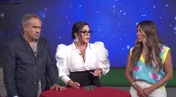 Deseret Tavares lee el tarot a Arath de la Torre