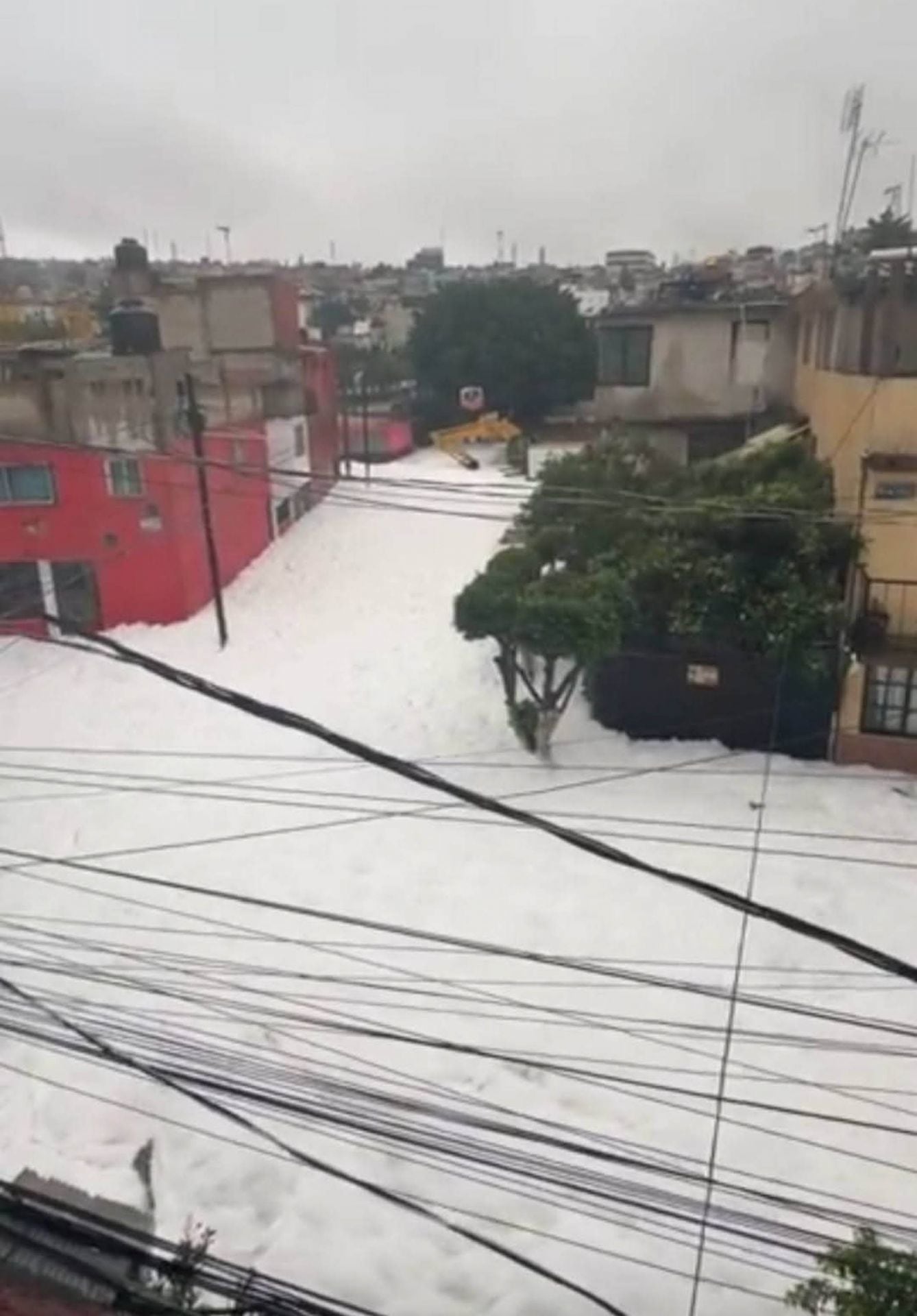 ¿Qué es la espuma que apareció en Naucalpan tras lluvias?