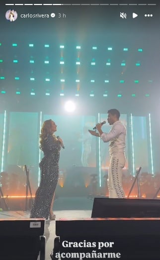 Carlos Rivera canta con Miriam Montemayor en la Arena Monterrey.