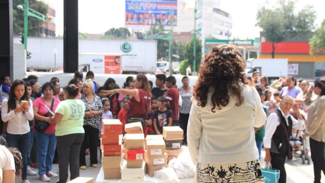 Dolores Padierna. Entrega de tenis pirata.