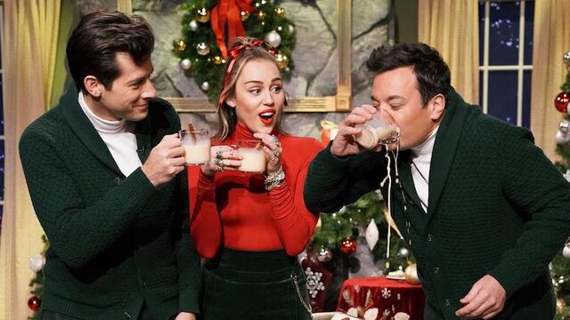 Miley Cyrus, Jimmy Fallon y Mark Ronson en The Tonight Show.