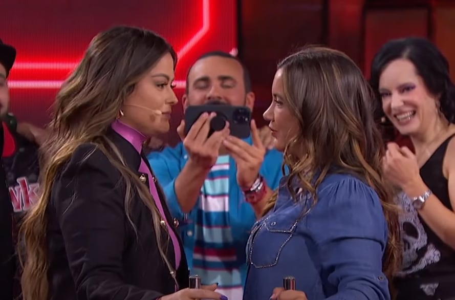 Mariana Echeverría y Mariazel se besan en Me Caigo de Risa.