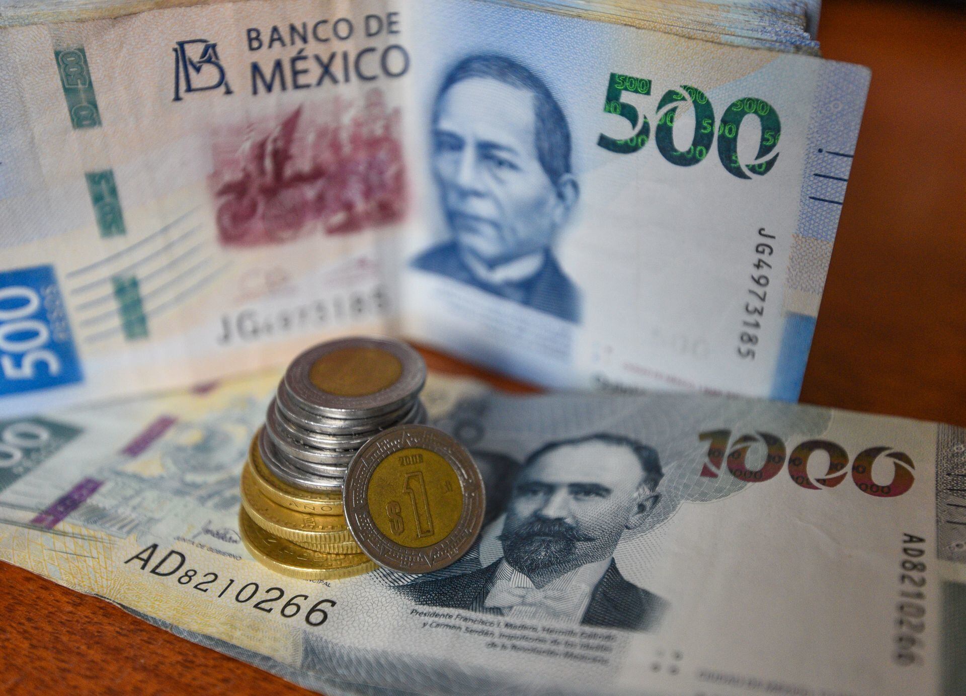 Aspectos de billetes y monedas de diferentes denominaciones