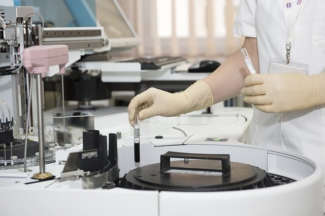 Médico en laboratorio