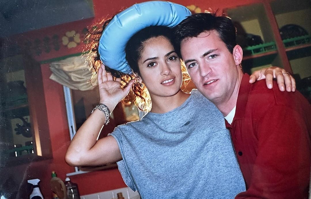 Salma Hayek junto a Matthew Perry