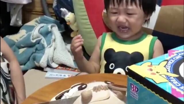 Niño con pastel de Pokémon