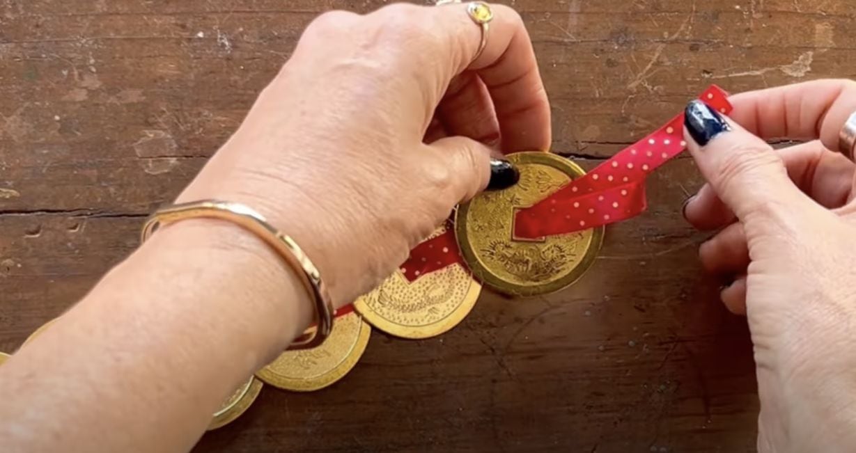 Serpiente de monedas para el Año Nuevo Chino 2025