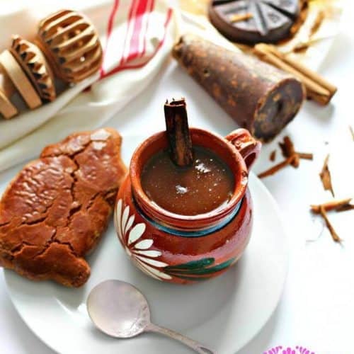 Champurrado de chocolate con masa y leche