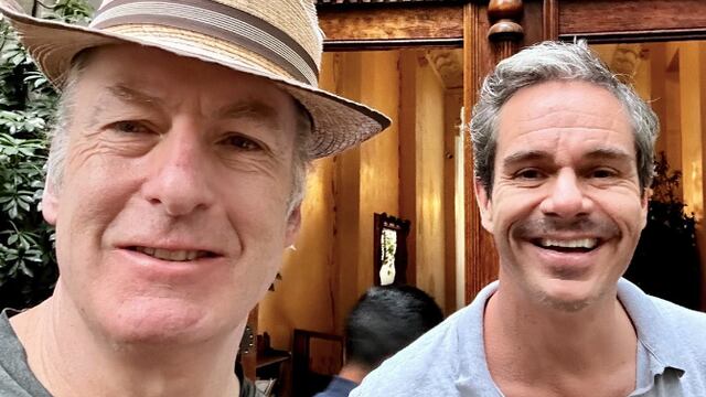 Saul Goodman (Bob Odenkirk) y Lalo Salamanca (Tony Dalton)