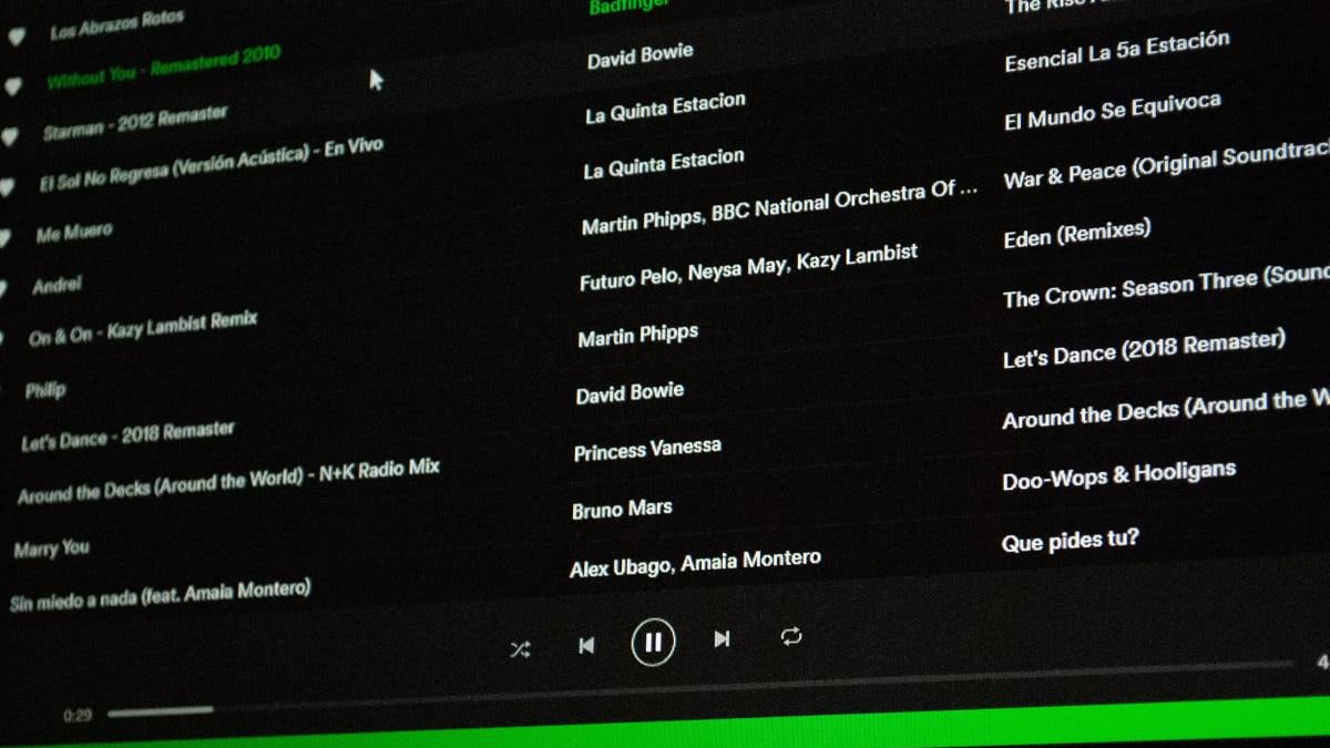 Músico obtiene 8 millones por reproducciones falsas generadas por IA