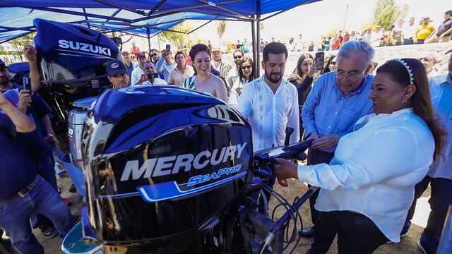 Rubén Rocha entregó motores marinos y tarjetas a pescadores