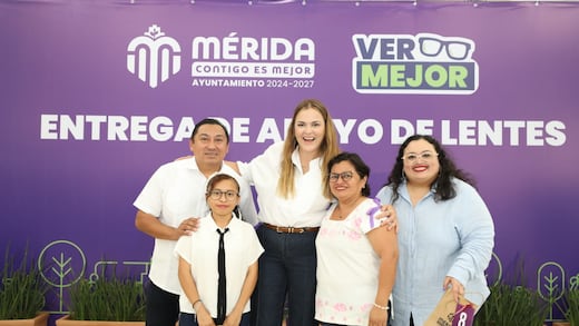 Cecilia Patrón entrega lentes gratuitos y beneficia a más de 8 mil familias en Mérida