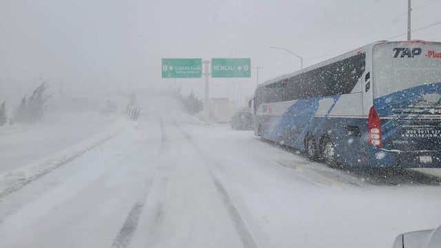 Carretera Tecate-Tijuana en La Rumorosa se congela por frío extremo