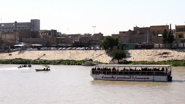 Un ferry navega por el río Tigris en Mosul.