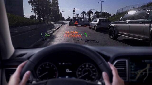 La pantalla de Realidad Aumentada WayRay de Hyundai.