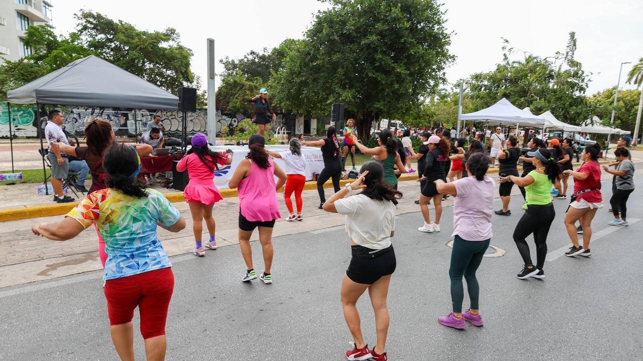 Cancún celebra 56 aniversario con Paseo Cancunense lleno de baile, taekwondo y juegos