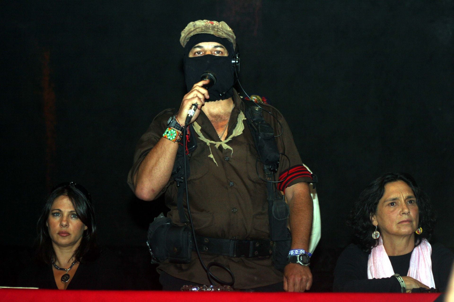 Las actrices Ana Colchero y Ofelia Medina con el subcomandante Marcos.