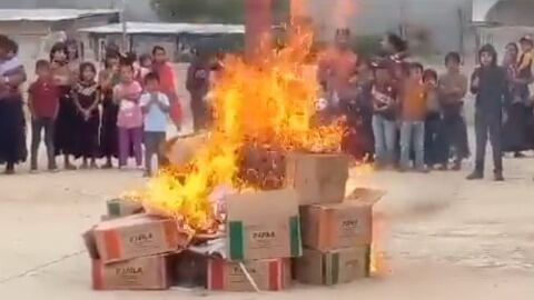 VIDEO: Vuelven a quemar libros de la SEP en Chiapas; acusan que enseñan comunismo
