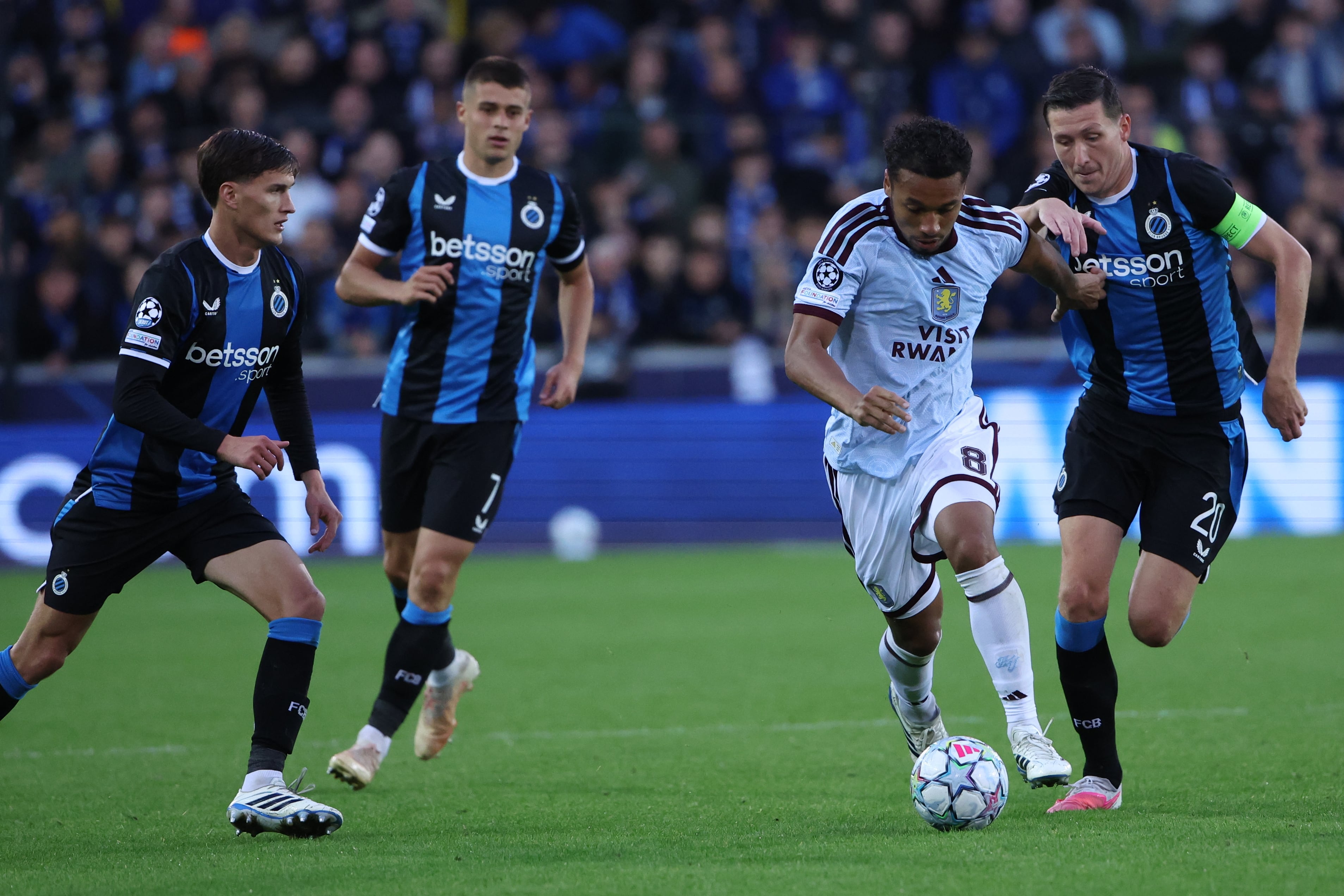 Aston Villa soportó los ataques del Club Brujas para ganar el partido