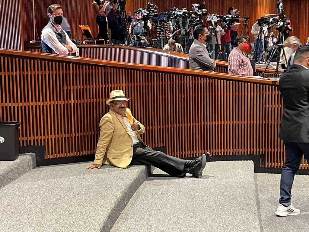 Lord Molécula descansando en la Cámara de Diputados