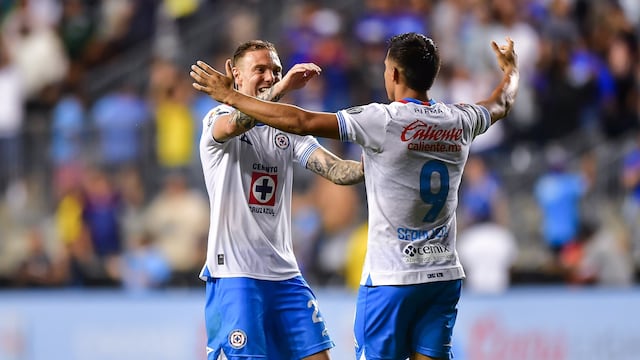 Rodolfo Rotondi, en el festejo de un gol con Cruz Azul.