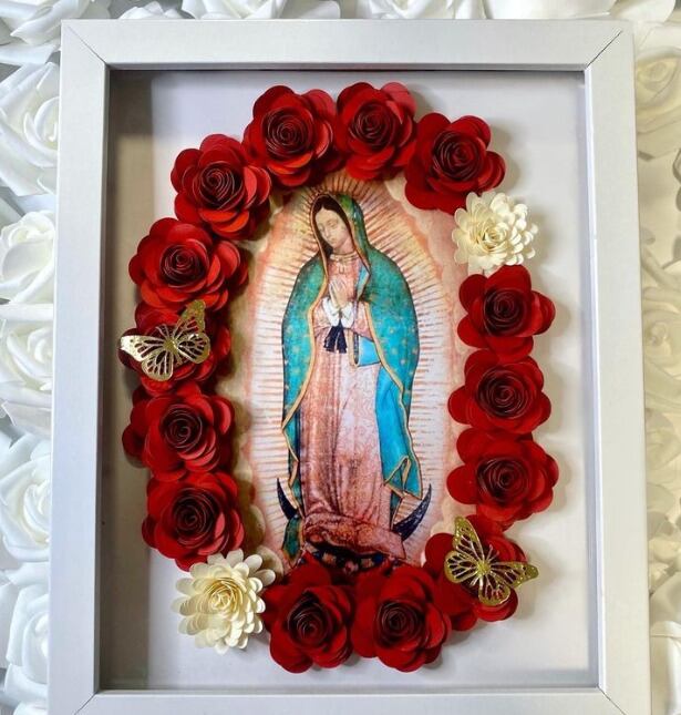 Cuadro de la Virgen de Guadalupe decorado con rosas artificiales