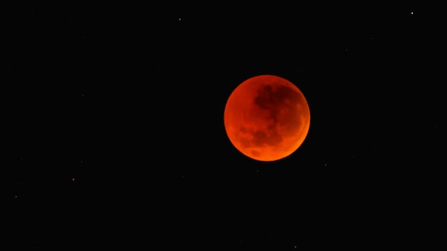 ¿Dónde ver el eclipse lunar total en vivo online desde México?