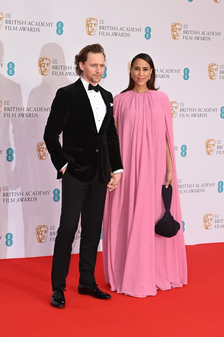 Zawe Ashton y Tom Hiddleston durante los BAFTA 2022
