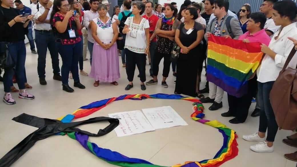 Activistas de la comunidad LGBT se manifiestan