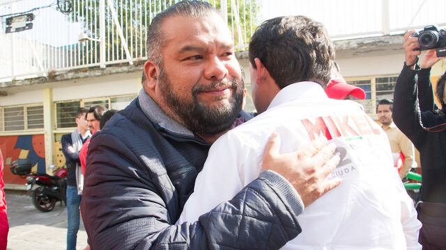 Mikel Arriola saluda a Cuauhtémoc Gutiérrez de la Torre