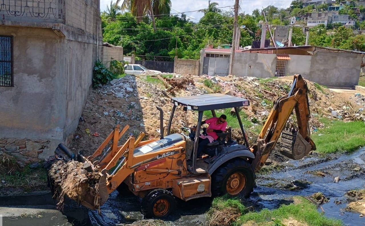 Gobierno de Abelina López limpia canales