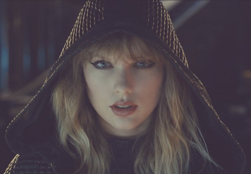 Sorprende parecido entre Taylor Swift y Zeena LaVey, sacerdotiza de la Iglesia de Satán