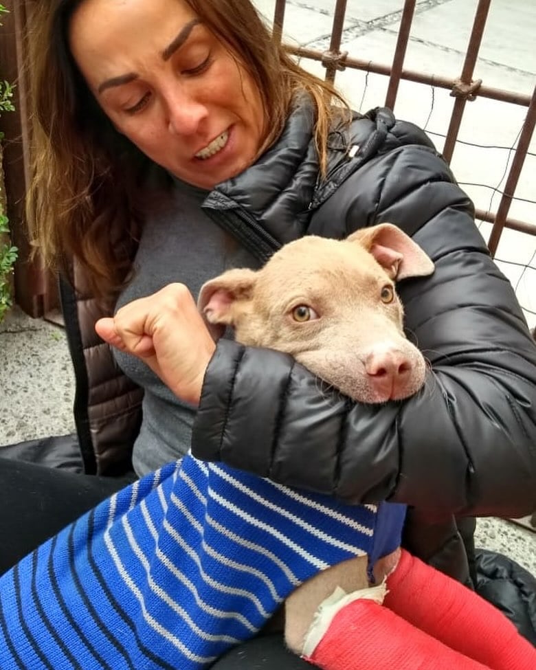 Consuelo Duval con su perro Caspita.