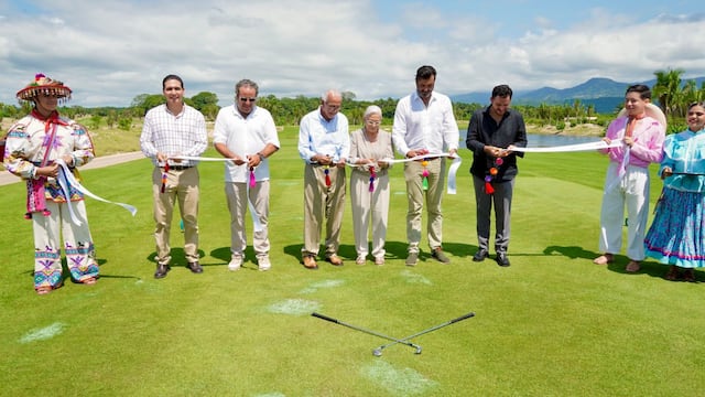 Miguel Ángel Navarro Quintero, gobernador de Nayarit, durante la inauguración del campo de golf Nauka.