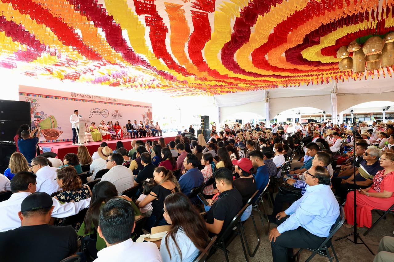 Salomón Jara Cruz inaugura el Festival del Mole de Caderas 2025