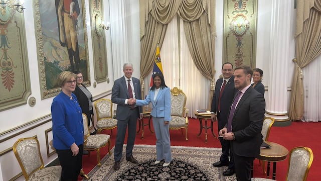 Reunión entre Delcy Rodríguez, Christopher Wright y Laura Dogu