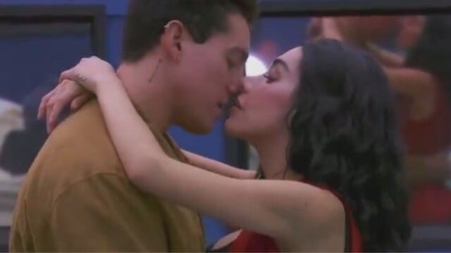 Karime Pinder y Agustín Fernández besándose en La Casa de los Famosos 2024