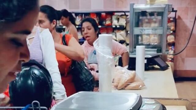 Quería un pan del Walmart y se atendió sola