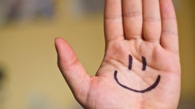 Sonrisa en una mano