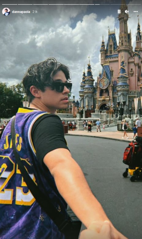 Danna Paola en Disneylandia con Alex Hoyer.